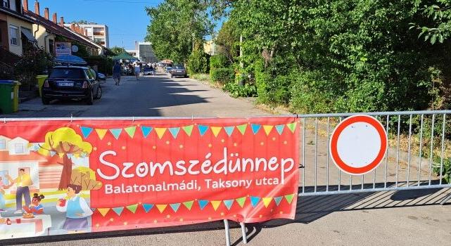 SZOMSZÉDOLÁS – Kiültek a padra gyerekestől, férjestől