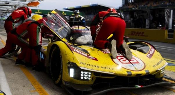 Le Mans 24, 8. óra: A Ferrarik és Rossiék az élen