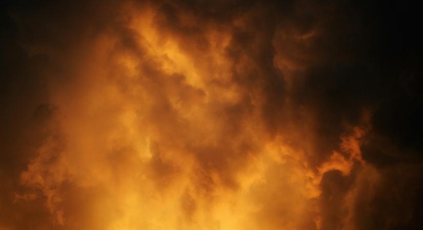 Pokoli torony: döbenetes felvételek a lángoló felhőkarlóról