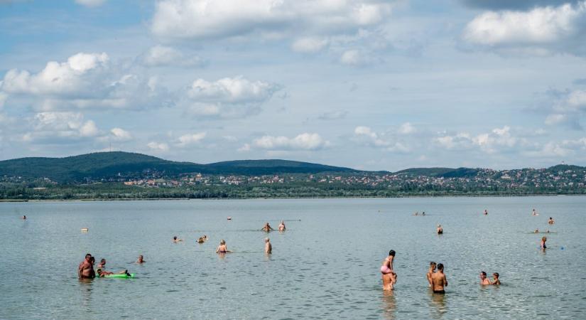 Lezártak egy strandot a Velencei-tónál