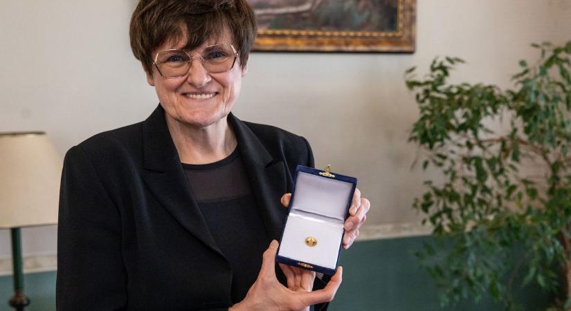 A Karikó Katalin alapította JATE-díj látványos kisplasztika lesz  5 ezer dollár