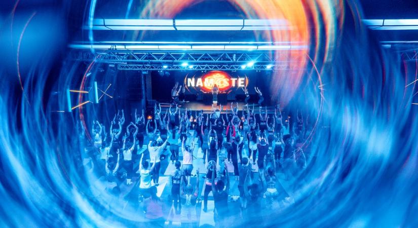 Mi történik a szőnyegen? A techno és a bohém jóga is megérkezett