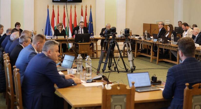 A szolnoki Fidesz a város nyugdíjasain spórolna