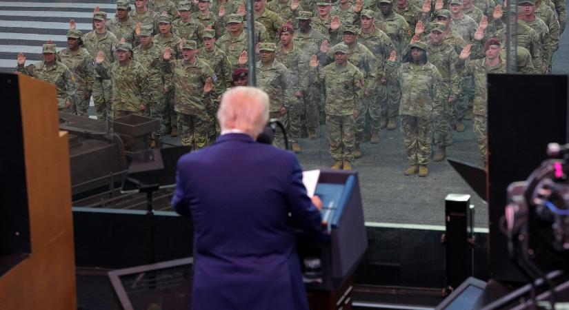 Katonai parádé Washingtonban, ellentüntetések szerte az országban az Egyesült Államok elnökének 79. születésnapján
