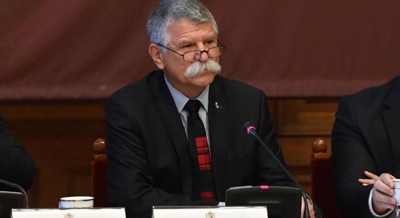 Lehullt a lepel Kövér László ikonikus telefonjáról