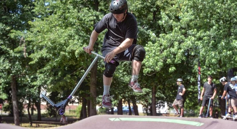 Trükkök deszkán, rolleren, BMX-en - extrém nap a mátraalji pumpapályán
