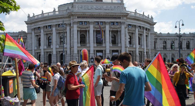 „Szabadságot Majának – B*aszódj meg, Orbán” feliratú molinót feszítettek ki egy hídra Bécsben