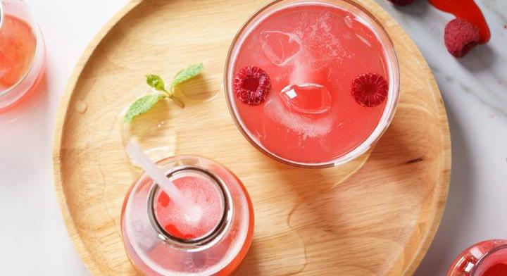 Nyárköszöntő málnás limonádé: a mentától igazán frissítő