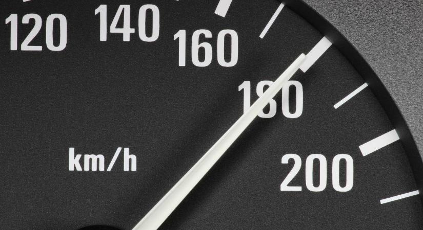 Kiderült, milyen messziről látja az autóját a traffipax – rossz időben sincs menekvés