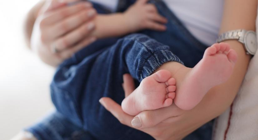 160 ezret sem ért egy baba: a "gyerekgyáros" anya egy idegenek adta el a picit