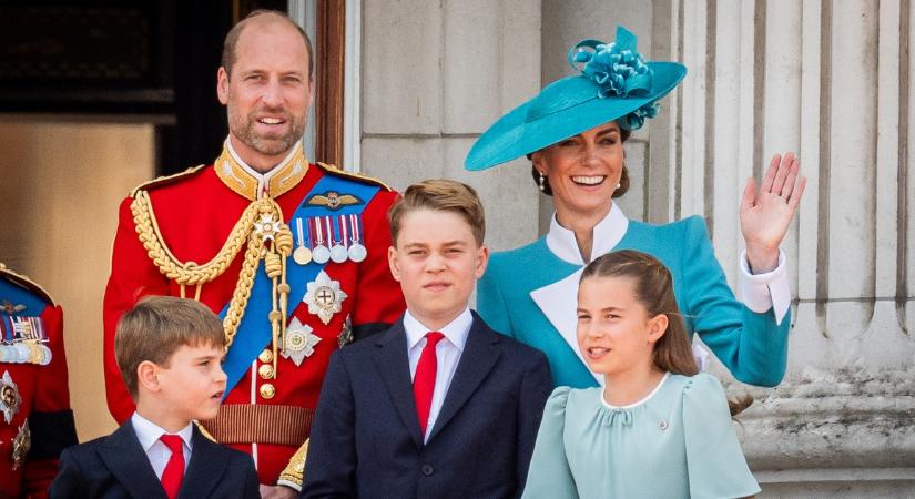 Testvéri szeretet: Lajos és György herceg ismét ellopta a show-t a Buckingham-palota erkélyén