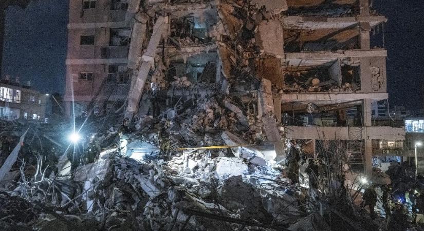 Támadás érte éjszaka Izraelt, tízen meghaltak, több százan megsebesültek
