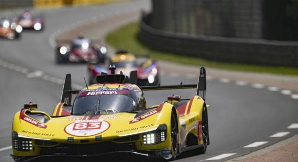 LM24, 20. óra: Ferrari-belharc a hajrá előtt