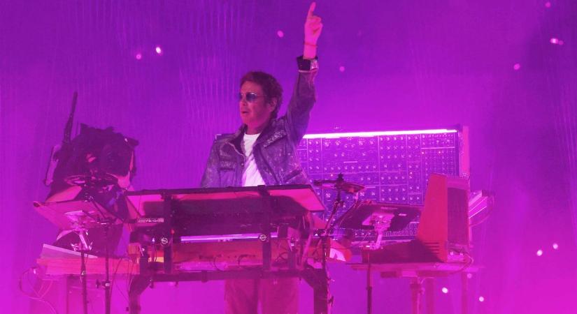 Jean-Michel Jarre a Papp László Sportarénában lép színpadra, amelyért az Egri Road Beatles Múzeumban is lelkesednek