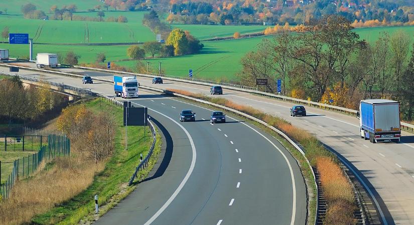 Korlátozások az M7-esen: indul a közlekedési káosz