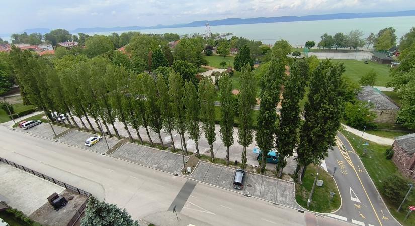 Térképen a balatonlellei parkolás – nem kímélik a pénztárcánkat