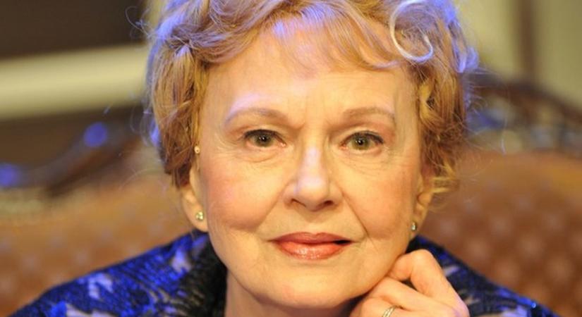 85 éves Gyöngyössy Katalin színésznő, aki Pelével volt a Rio De Janero-i dalfesztivál zsűrijében