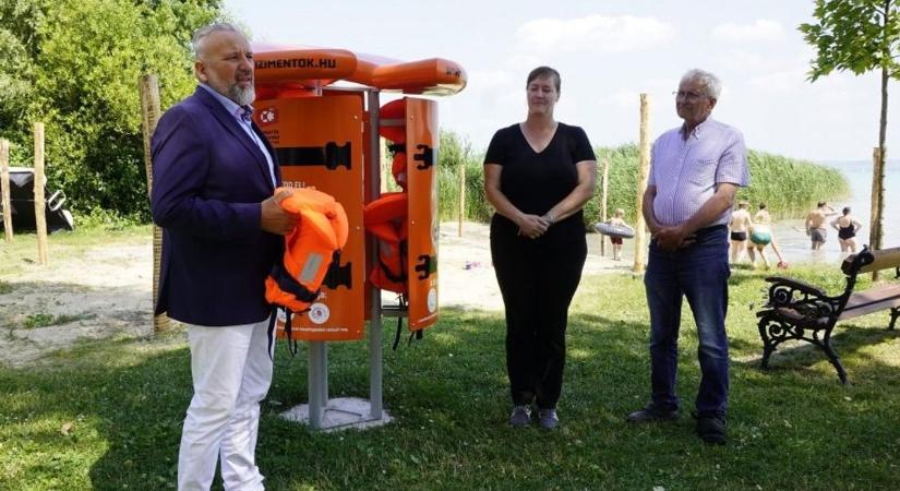 Ez életeket menthet: új mentőmellényállvány a Balatonnál!