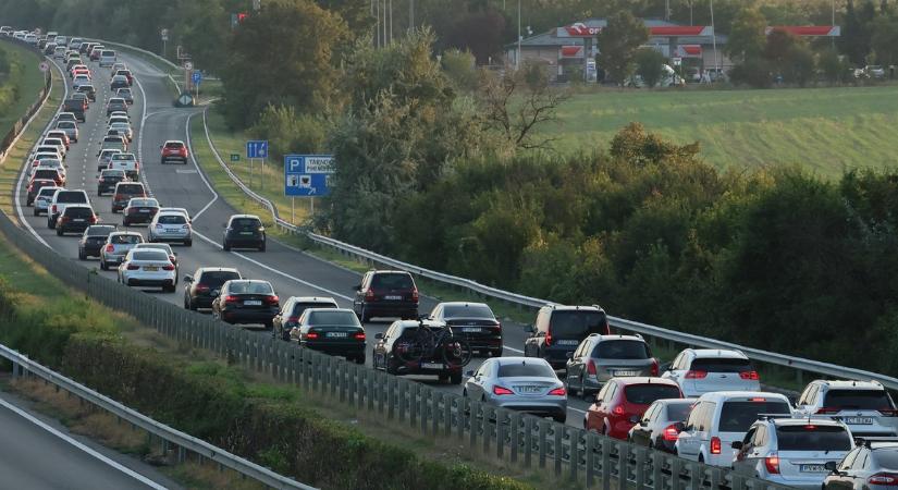 Kigyulladt egy kisteherautó az M7-esen - óriási dugó nehezíti a közlekedést