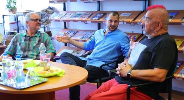 "Hátsószínpad": kötetbemutató színesítette a könyvtár ünnepi kínálatát