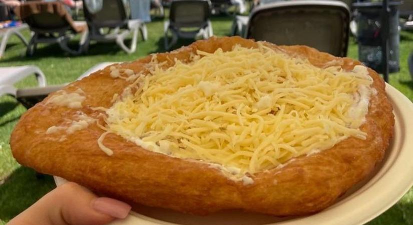 Lángos-árak a strandon: ennyiért ehetjük a nyár kedvencét Sárváron, Szombathelyen és a Balatonnál