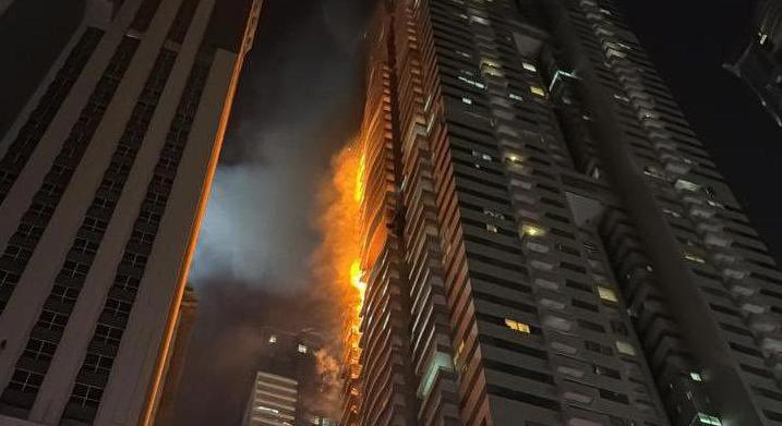 Kigyulladt egy felhőkarcoló Dubajban, többezreket kellett kimenekíteni