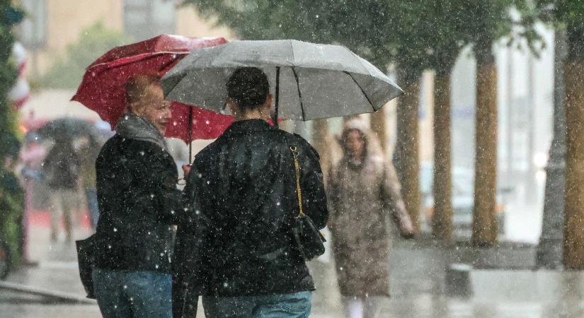 Óriási csapadék zúdul erre a 4 vármegyére, már közeledik, ki is adták a figyelmeztetést hazánk területére? Részletes időjárás-előrejelzés