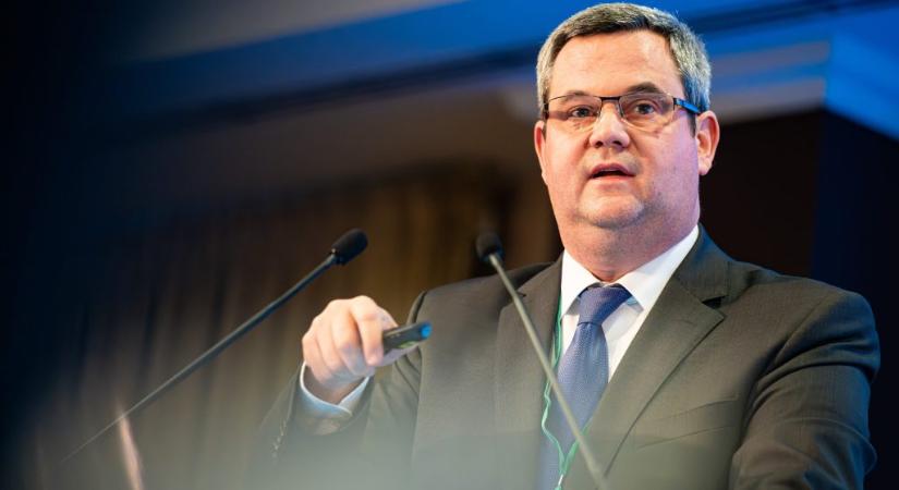 Bőrtangás, rúdon pörgős, chippendale-fiús kép is lesz? – kérdezte Takács Péter Magyar Pétertől