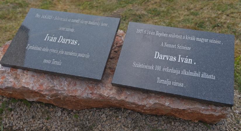 Emléktábla-avatás, emlékkiállítás Darvas Iván 100. születésnapján képeken