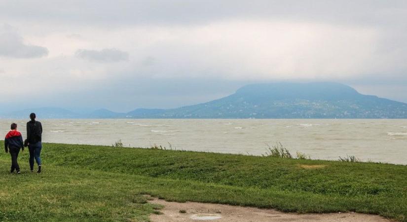 A nyár egyik leglátványosabb természeti jelensége kezdődött el a Balatonnál