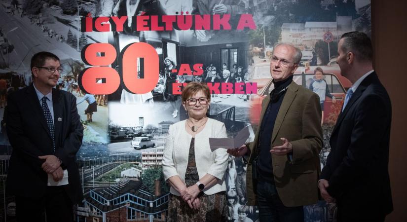 A bomlás virágai: hallgasd meg a páratlan tárlatnyitót!