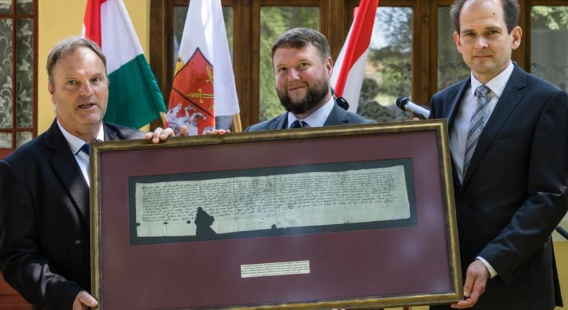 Átadták Ivánc község keletkezését elbeszélő 1353-as oklevél díszes másolatát