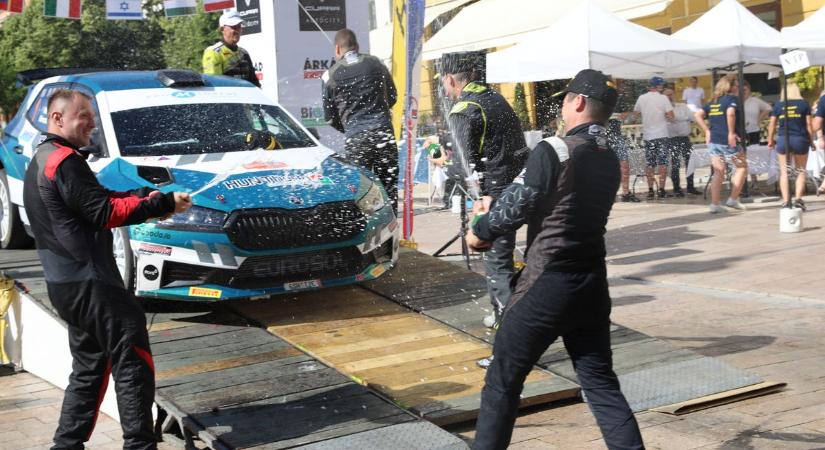 Nem adták könnyen Turánék, de nem ők örülhette a Mecsek Rallye végén