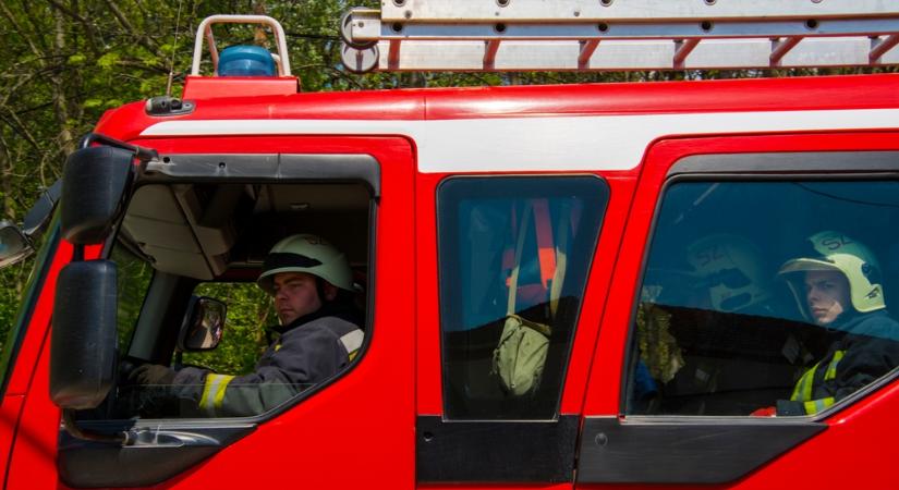 Kigyulladt egy ház a XVIII. kerületben, három embert kórházba vittek