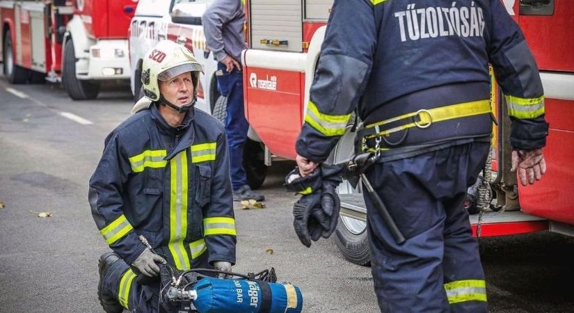 Tűz ütött ki Füzesabonyban - több város tűzoltói dolgoznak a lángok megfékezésén