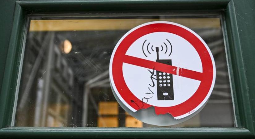Ebben a városban tilos mobilozni: wifi és bluetooth sincs