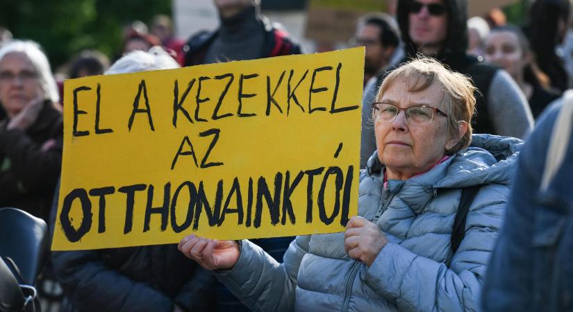 Családjuk lakhatásáért, egy fokkal jobb életért tüntettek Józsefvárosban a Diószegi utcai lakók
