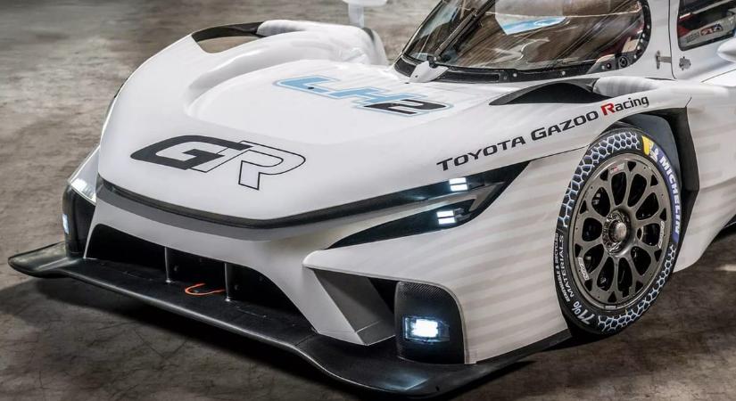 Elképesztő hidrogénautóval rukkolt elő a Toyota