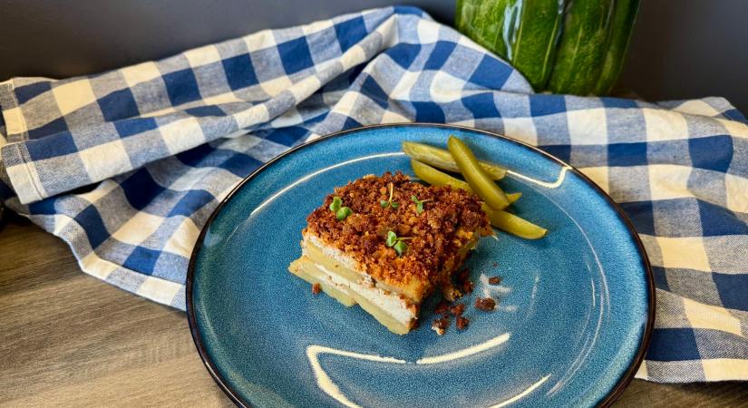 Vegán rakott krumpli – nyáron kovászos uborkával a legjobb