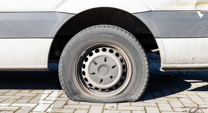 Kivágta a gumimat egy csatornafedél a parkolóban, a közútjezelő mossa kezeit