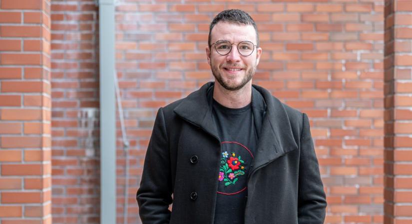 „Jönnek a kutyakereskedők, a csempekereskedők” – Molnár Áronék is kifigurázták Szentkirályi csomagtartós videóját