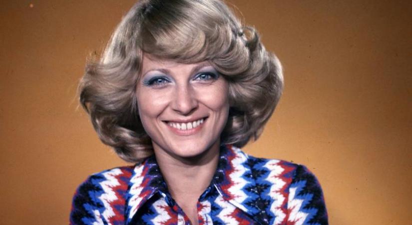 A 80 éves Kudlik Júlia mellett elmennek az utcán: így néz ki ma a Magyar Televízió egykori sztárja