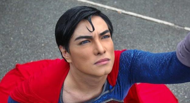 Döbbenet! Superman szeretett volna lenni, felismerhetetlenné vált a sok plasztikától