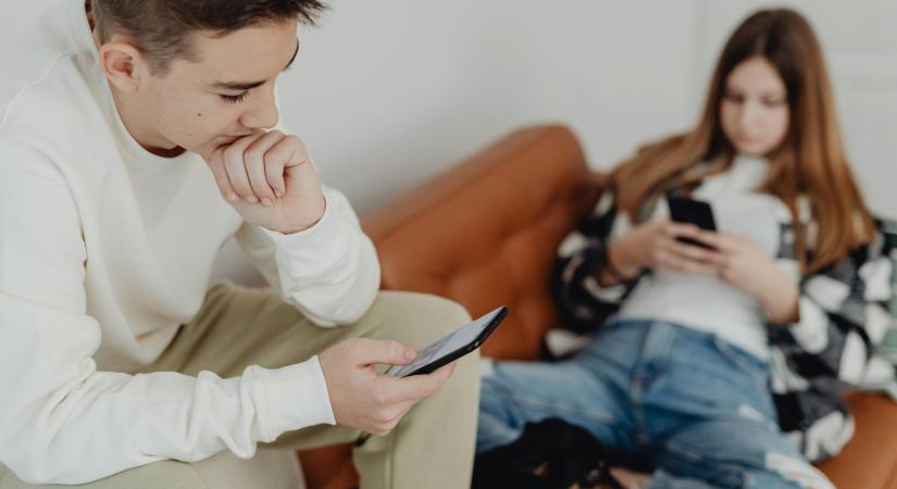 Kitör a digitális háború Európában? Betilthatják a közösségi médiát a gyerekek számára – itt vannak a részletek