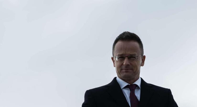 Harcias hangulatban szállt repülőre Szijjártó Péter