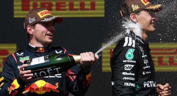 Verstappen Russellnek: Meg kellene csinálnod a meztelen naptárat…