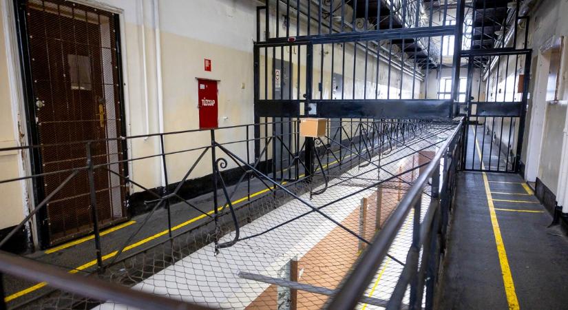 Szabadon engedte az amerikai bíróság a maffia halálos beteg bérgyilkosát – De vajon egy magyar börtönből kisétálhatna-e egy nagybeteg rab?