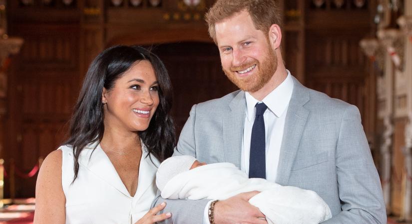 Végre láthatjuk Archie herceg arcát! A 6 éves kisfiú megszólalásig hasonlít apukájára, Harry hercegre