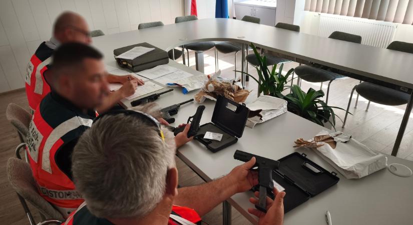 Drogkereskedőtől lefoglalt fegyverekre licitálhat a NAV-nál