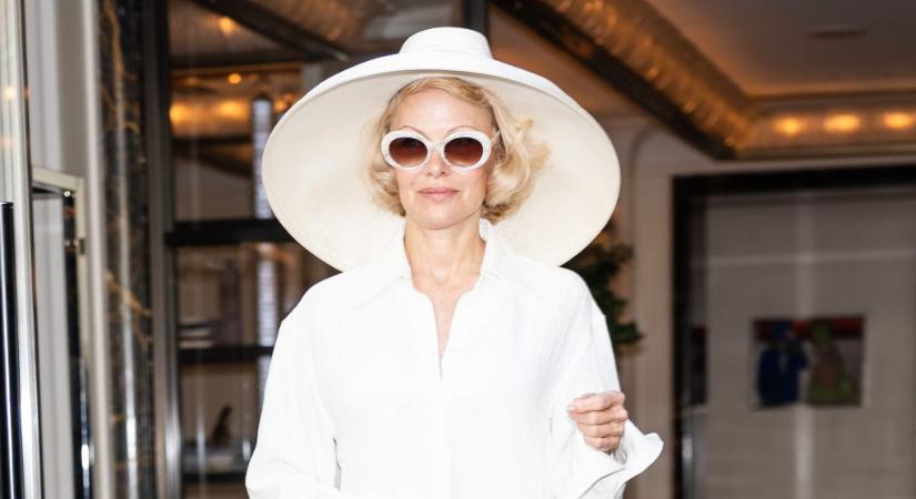 Végre Pamela Andersont is láthatjuk az új Csupasz pisztoly James Bond-ihlette poszterén